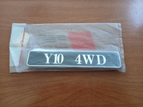 Scritta y10 4wd - "y10, 4wd"